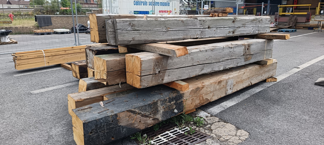 poutres anciennes déposées et stockées proprement
