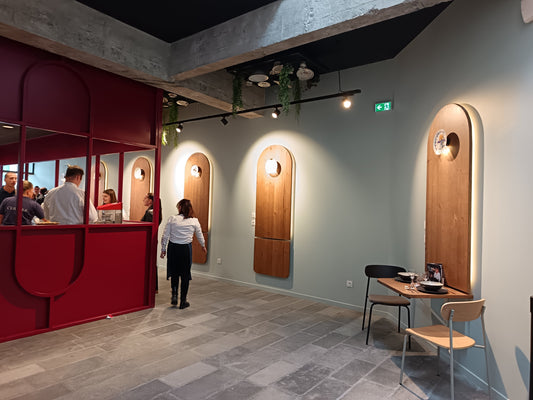 table murale pliable en bois dans un restaurant