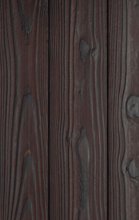 Lot de chevrons et pièces de bois prêts à être réemployés