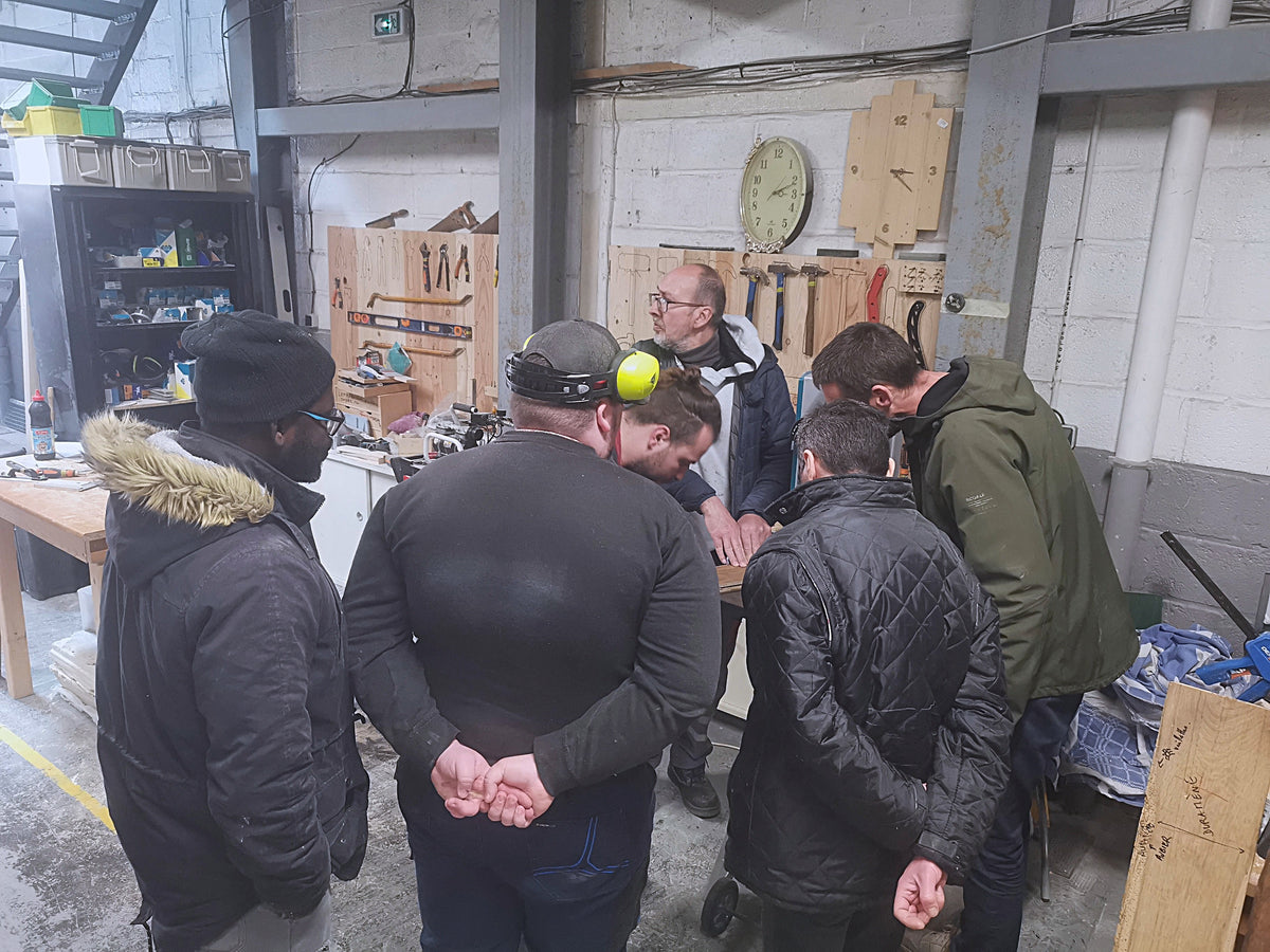 Étudiants travaillant en classe autour d’échantillons de bois pendant une intervention Rewood