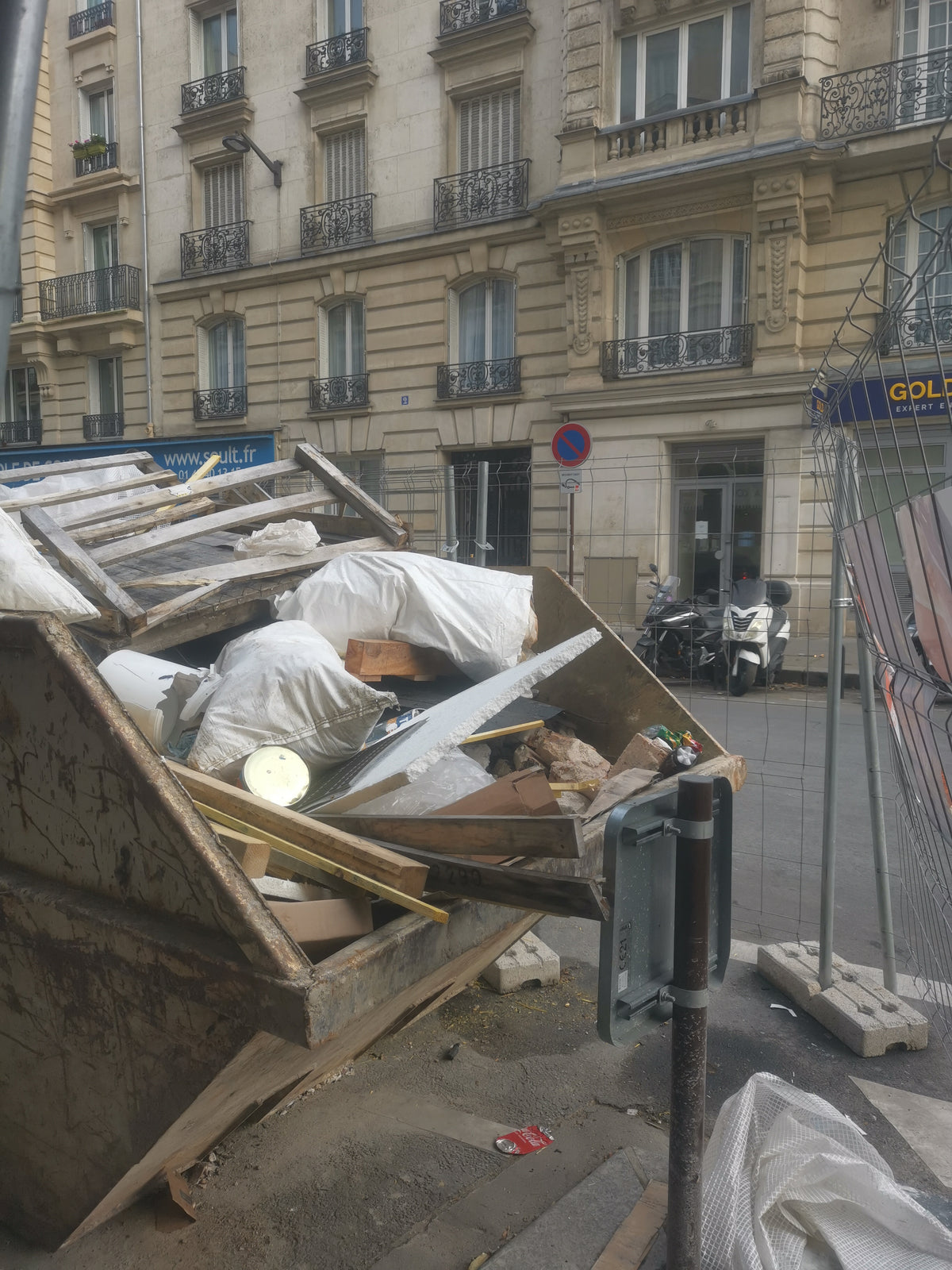 Grumes bâchées en attente sur un site industriel