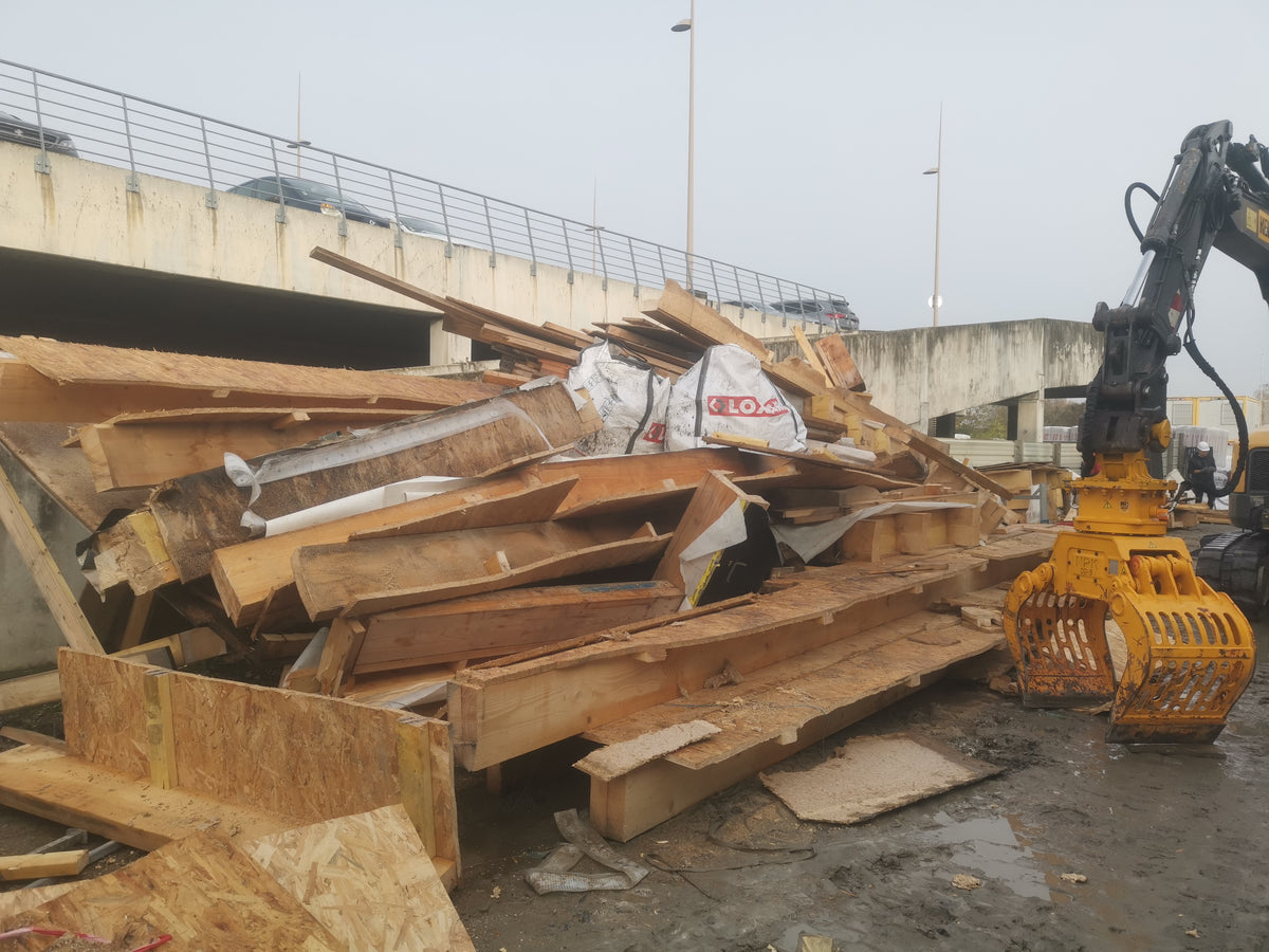 Bois mêlés à des gravats sur un site de déconstruction