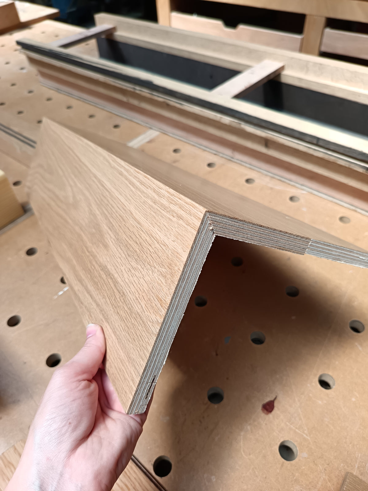 Échantillon d’assemblage en bois présenté sur un établi