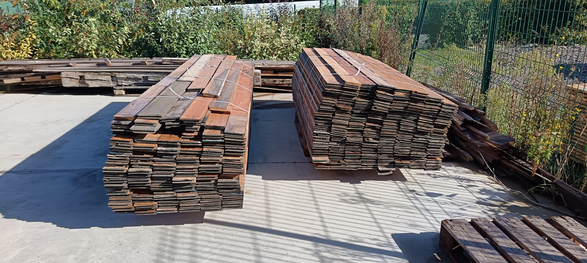 Lots importants de lames de bois disponibles pour un projet