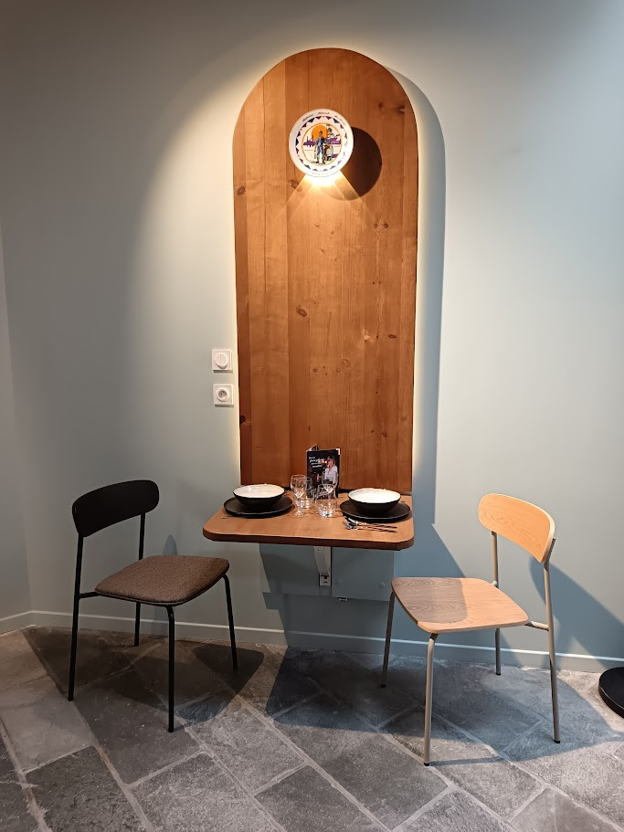 Des tables murales pliables pour un restaurant